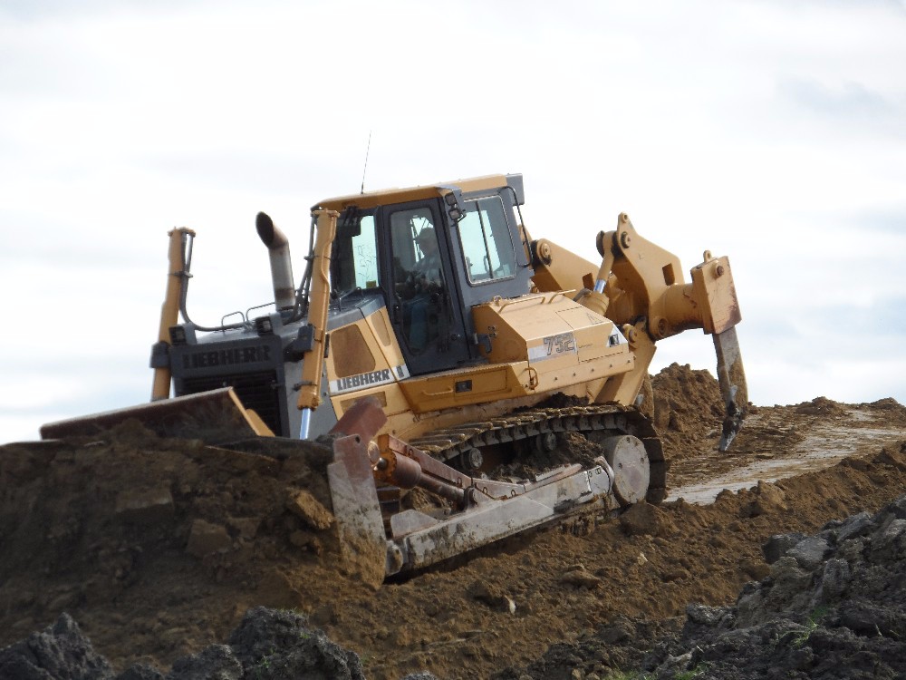 42 TONNE DOZER AT LEVELS FARMING SHIFTING HILL FOR CENTRE PIVOTS 2 Simon Waldron Earthmoving
